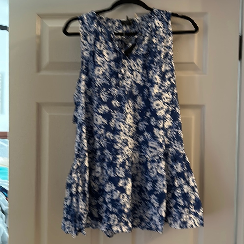 Blue/white flowy floral sleeveless blouse
